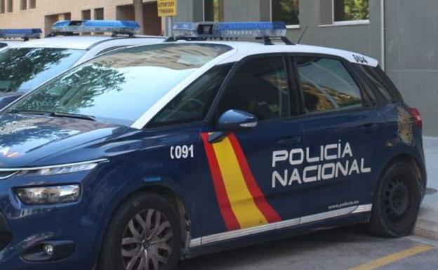 Herida una mujer al caer de un primer piso tras ser encerrada por su expareja en Valencia