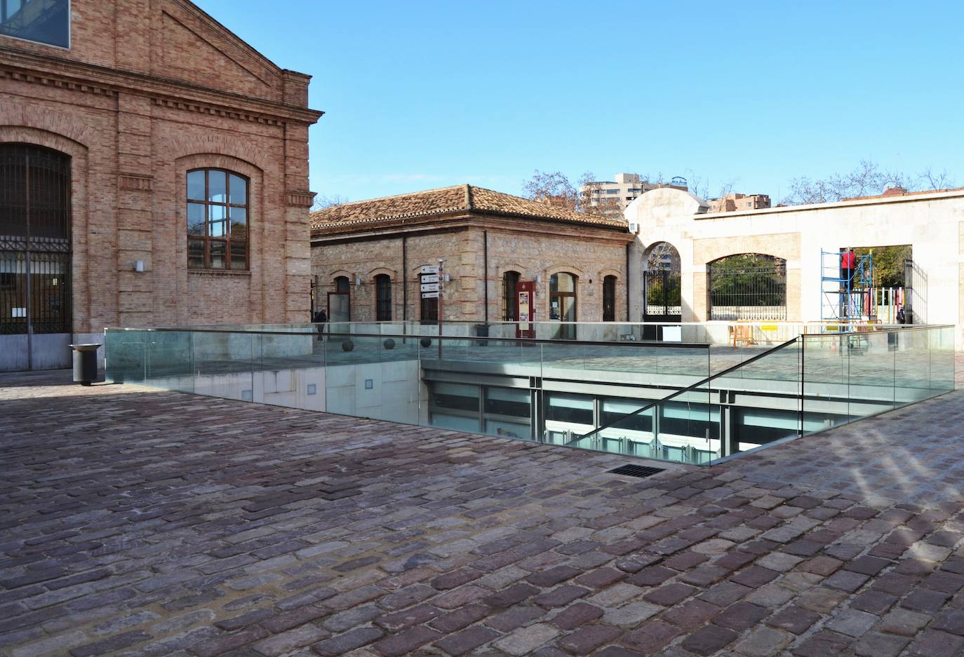 ANTIGUO MATADERO DE VALENCIA | Diseñado y construido, a principios del siglo XX, fuera de Valencia. El crecimiento de la ciudad obligó a su clausura en 1969 y en 2003 se rehabilitó para devolver la actividad a esta obra del arquitecto Luis Ferreres Soler.