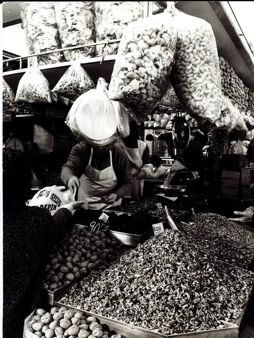 Es uno de los lugares más emblemáticos de Valencia para locales y turistas. El Mercado Central es una de las grandes referencias modernistas en la ciudad desde su inauguración en 1928 y sigue manteniendo su encanto a día de hoy. Así era hace 40 años esta histórica construcción: 