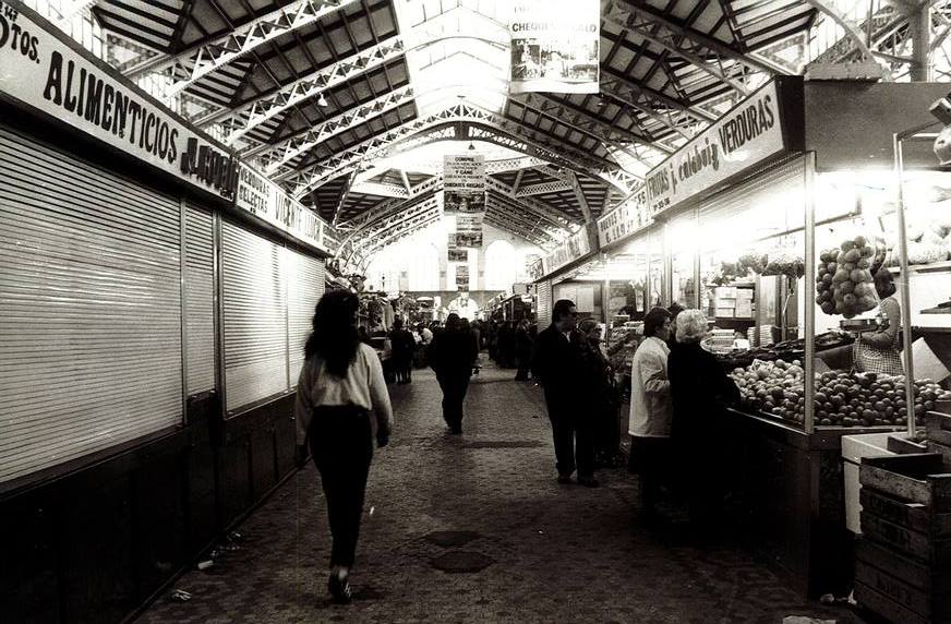 Es uno de los lugares más emblemáticos de Valencia para locales y turistas. El Mercado Central es una de las grandes referencias modernistas en la ciudad desde su inauguración en 1928 y sigue manteniendo su encanto a día de hoy. Así era hace 40 años esta histórica construcción: 