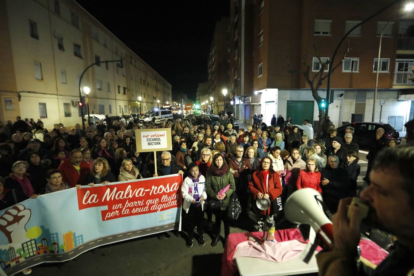 Vecinos de la Malvarrosa han protestado esta tarde por la degradación del barrio y la falta de inversiones.