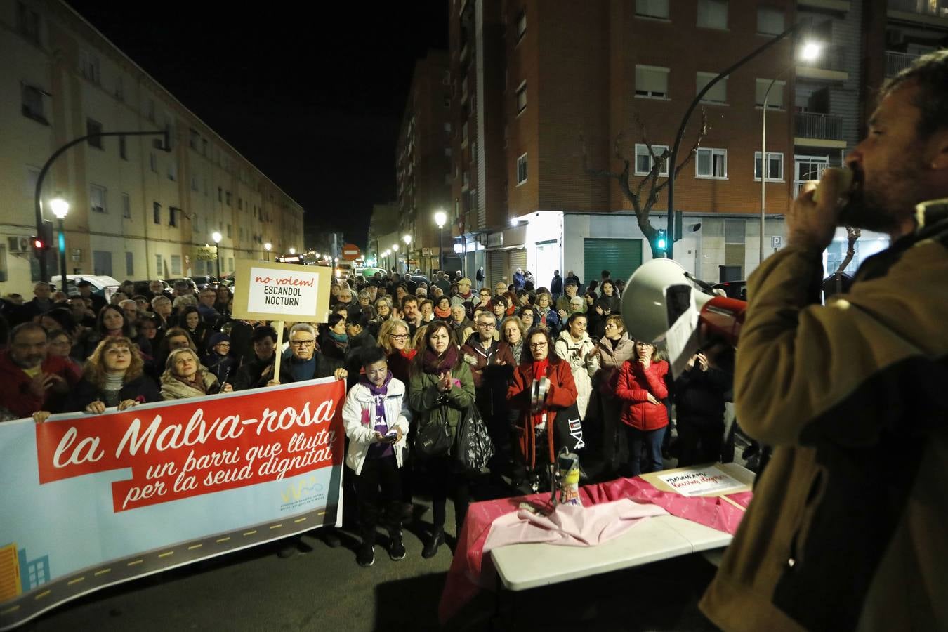 Vecinos de la Malvarrosa han protestado esta tarde por la degradación del barrio y la falta de inversiones.