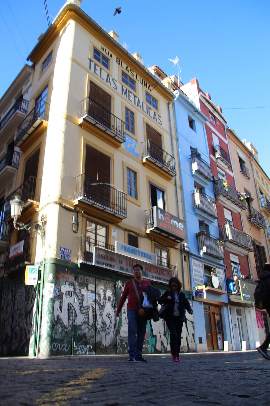 José Luis Castro baja la persiana de uno de los locales más emblemáticos del casco antiguo: «La peatonalización del centro de Valencia ha puesto la puntilla al negocio»