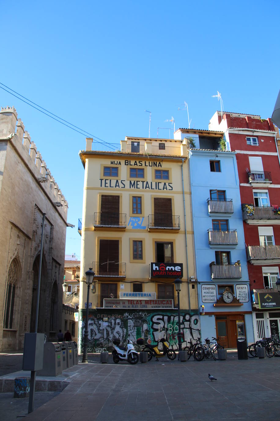 José Luis Castro baja la persiana de uno de los locales más emblemáticos del casco antiguo: «La peatonalización del centro de Valencia ha puesto la puntilla al negocio»