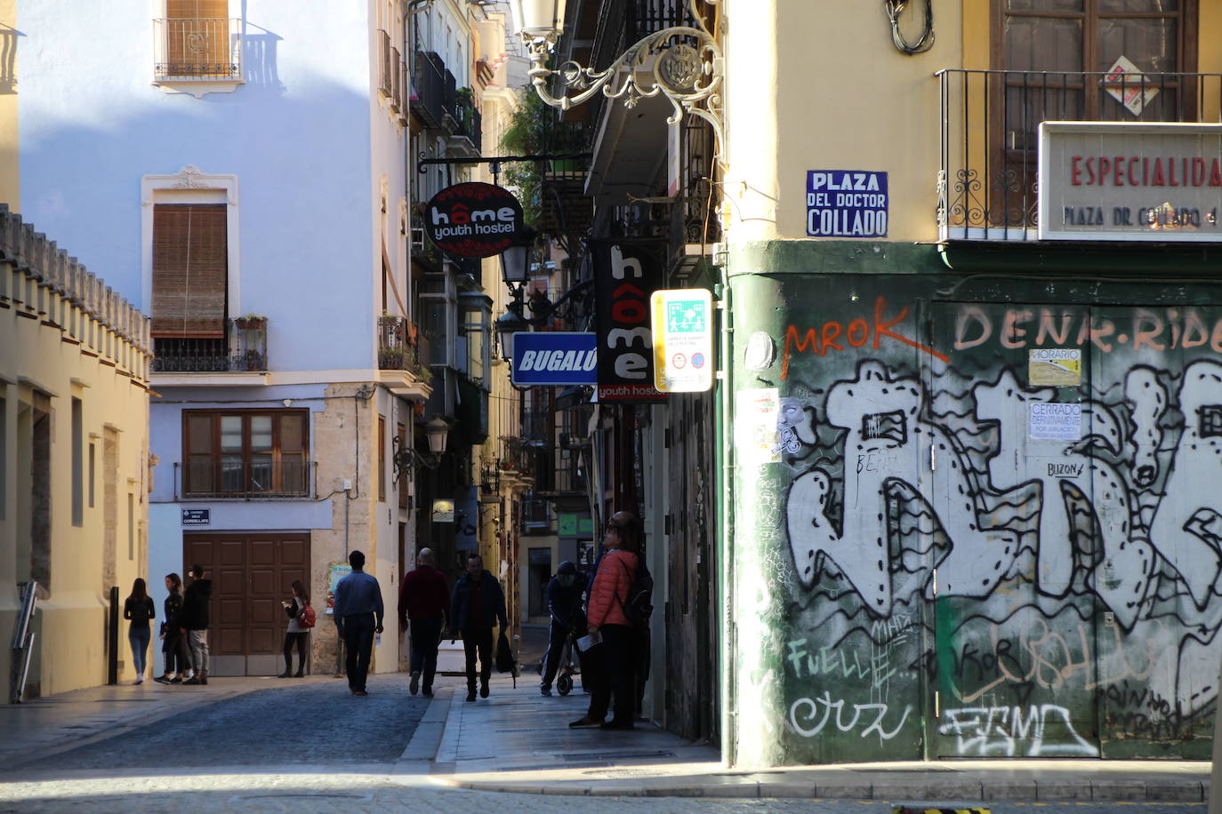 José Luis Castro baja la persiana de uno de los locales más emblemáticos del casco antiguo: «La peatonalización del centro de Valencia ha puesto la puntilla al negocio»