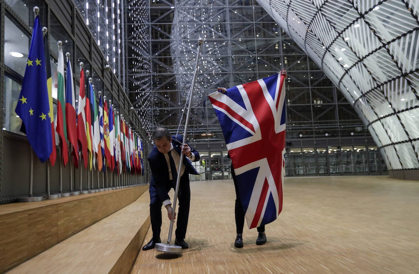 Las autoridades de la Unión Europea arriaron este viernes, horas antes de que a media noche se consume el «brexit», la bandera del Reino Unido de sus instituciones, donde ondeaba junto a las de los 27 Estados miembros que permanecerán en la UE. En un día cargado de simbolismo en la capital comunitaria, y unas cuatro horas antes de que el Reino Unido salga oficialmente de la Unión a las 00.00 hora de Bruselas (23.00 GMT), la retirada de las banderas de ese país puso el broche simbólico a 47 años de membresía británica en la UE.