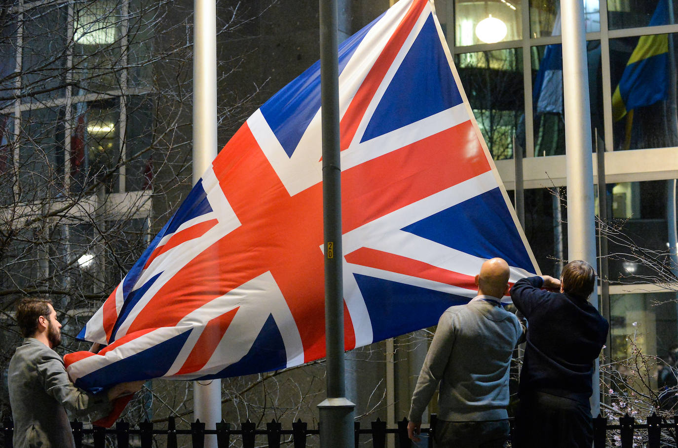 Las autoridades de la Unión Europea arriaron este viernes, horas antes de que a media noche se consume el «brexit», la bandera del Reino Unido de sus instituciones, donde ondeaba junto a las de los 27 Estados miembros que permanecerán en la UE. En un día cargado de simbolismo en la capital comunitaria, y unas cuatro horas antes de que el Reino Unido salga oficialmente de la Unión a las 00.00 hora de Bruselas (23.00 GMT), la retirada de las banderas de ese país puso el broche simbólico a 47 años de membresía británica en la UE.