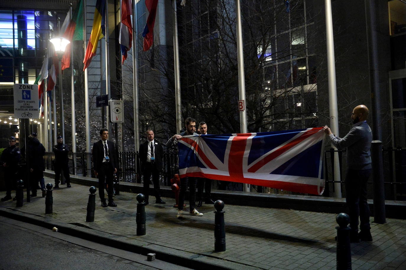 Las autoridades de la Unión Europea arriaron este viernes, horas antes de que a media noche se consume el «brexit», la bandera del Reino Unido de sus instituciones, donde ondeaba junto a las de los 27 Estados miembros que permanecerán en la UE. En un día cargado de simbolismo en la capital comunitaria, y unas cuatro horas antes de que el Reino Unido salga oficialmente de la Unión a las 00.00 hora de Bruselas (23.00 GMT), la retirada de las banderas de ese país puso el broche simbólico a 47 años de membresía británica en la UE.