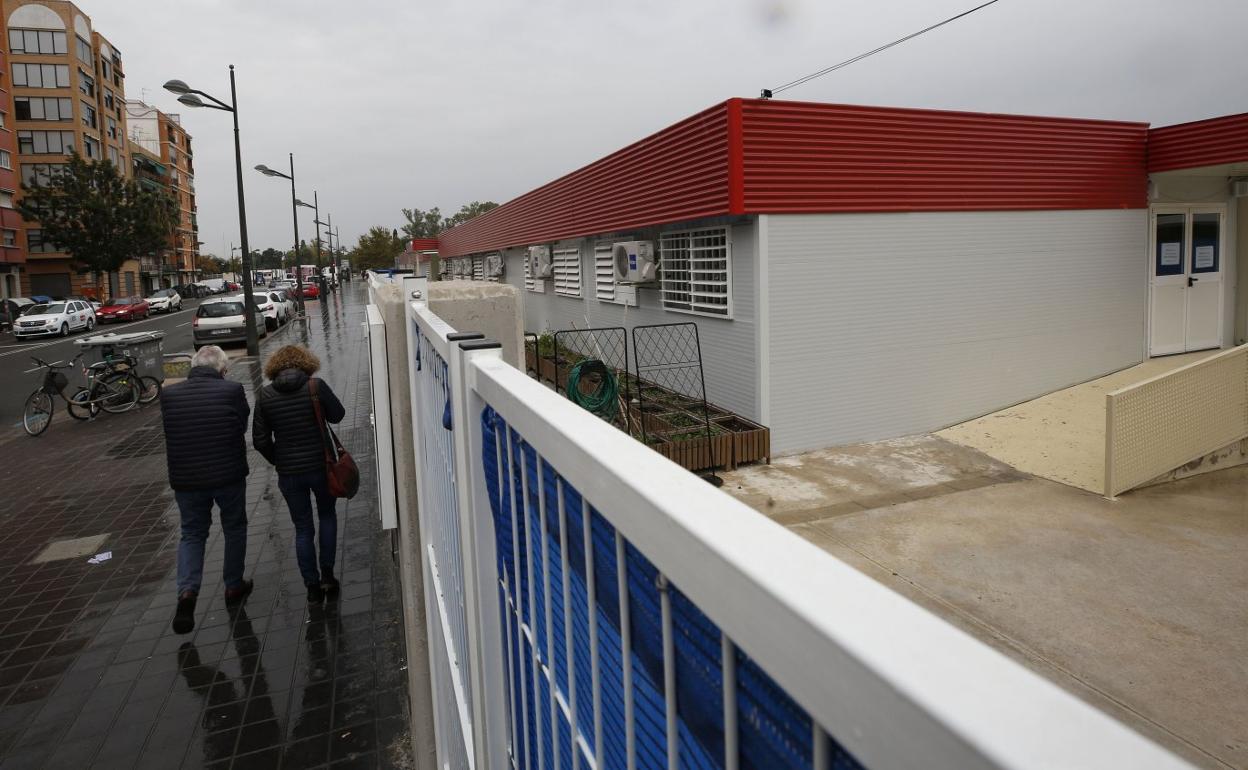 Barracones del colegio Santo Ángel de la Guarda, situado provisionalmente en la avenida Gaspar Aguilar. 