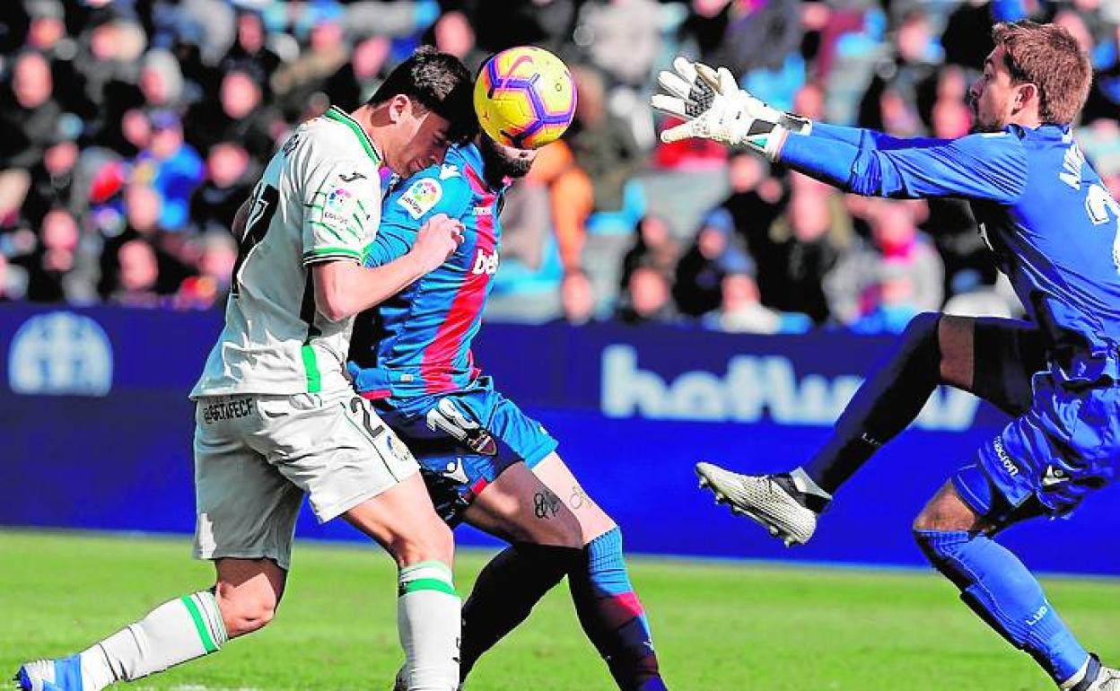 Aitor Fernández se estrenó con el Levante en Liga el 2 de febrero de 2019 ante el Getafe.