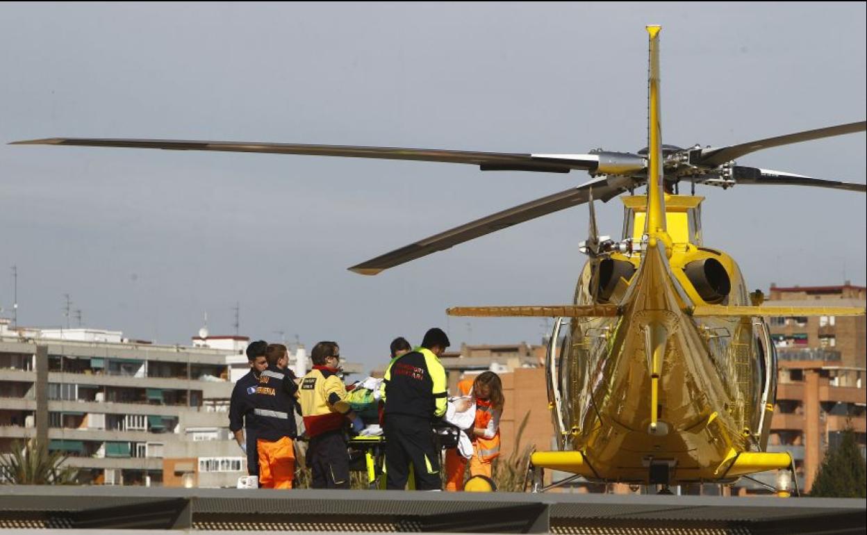 Llegada de un helicóptero medicalizado al Hospital La Fe de Valencia.