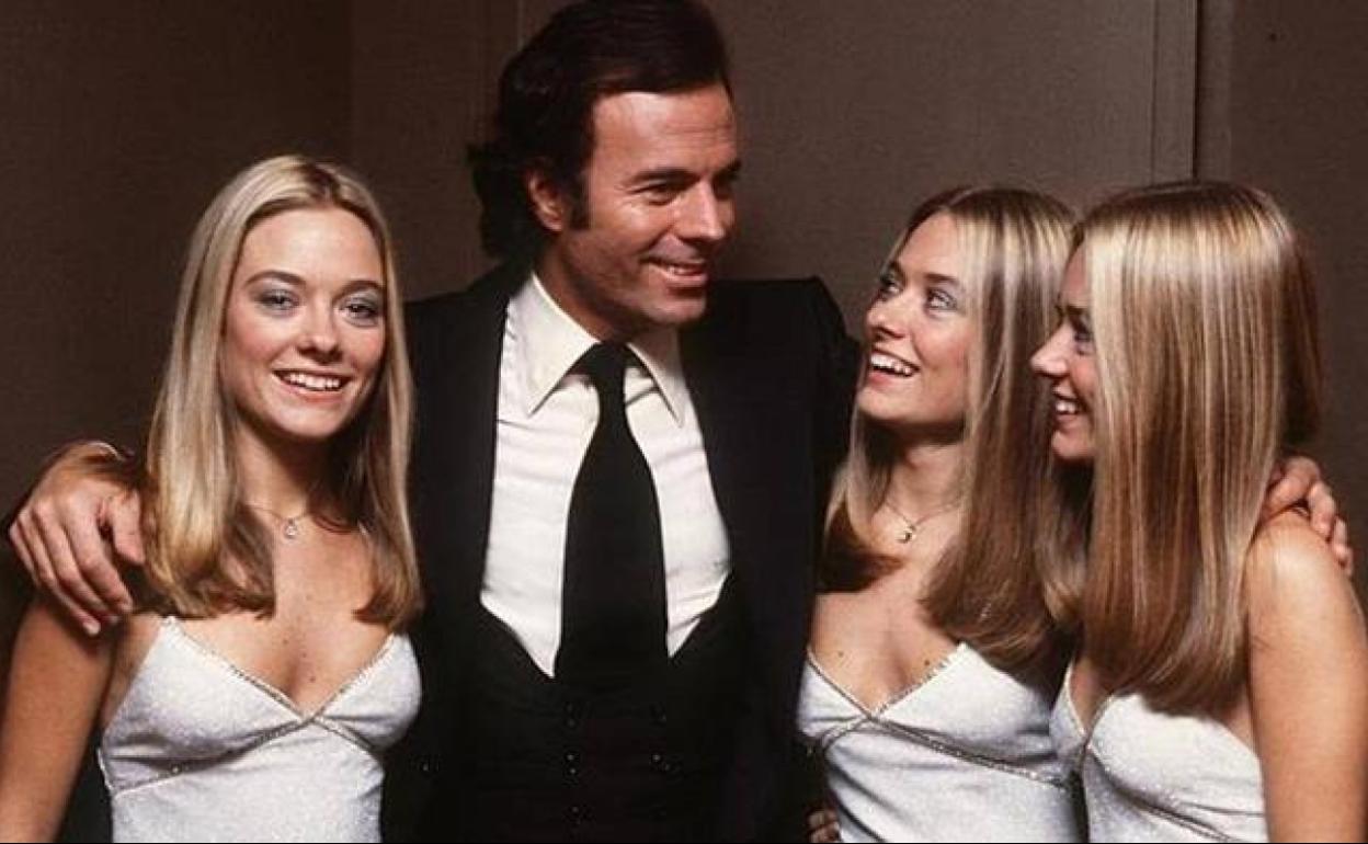 Julio Iglesias y Las Trillizas en 1980