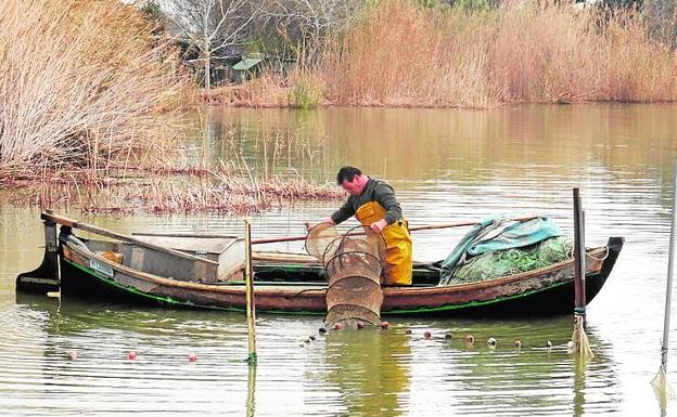 Artes. Un pescador se prepara en el lago.