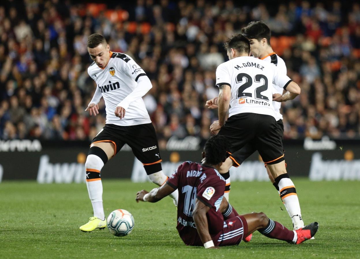 Rodrigo, Maxi y Carlos Soler, en una acción del partido contra el Celta. 