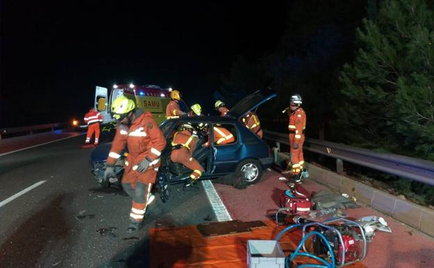 Un accidente entre tres coches en Sagunt deja varios atrapados 