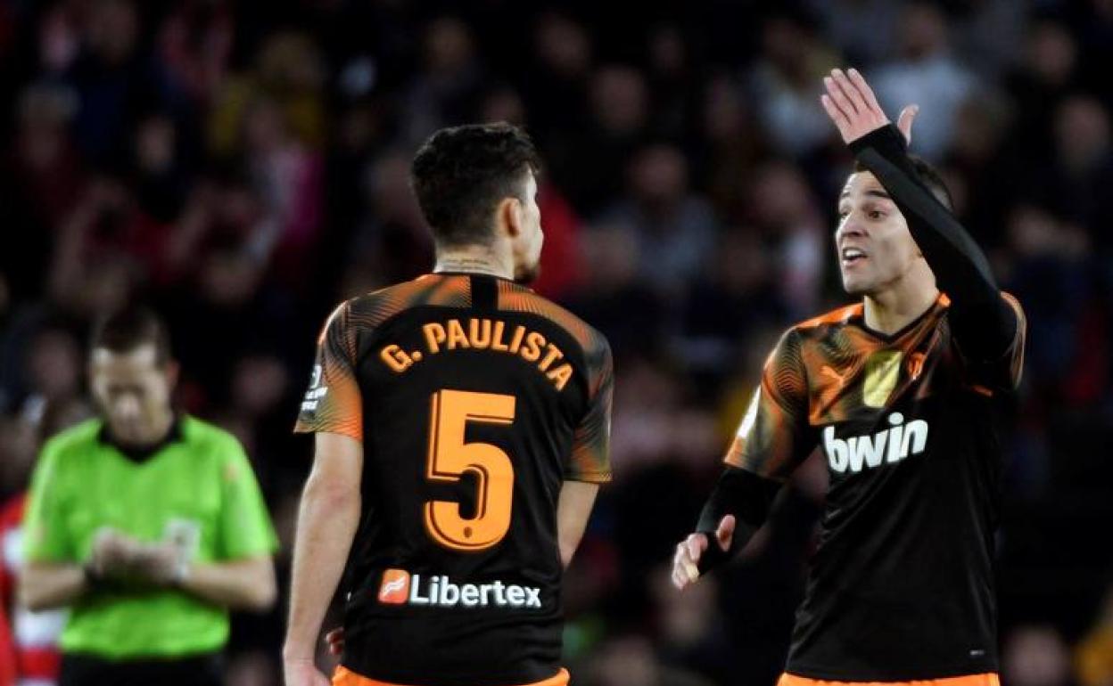 Granada-Valencia en la Copa del Rey. Rodrigo y Paulista discuten en el campo.