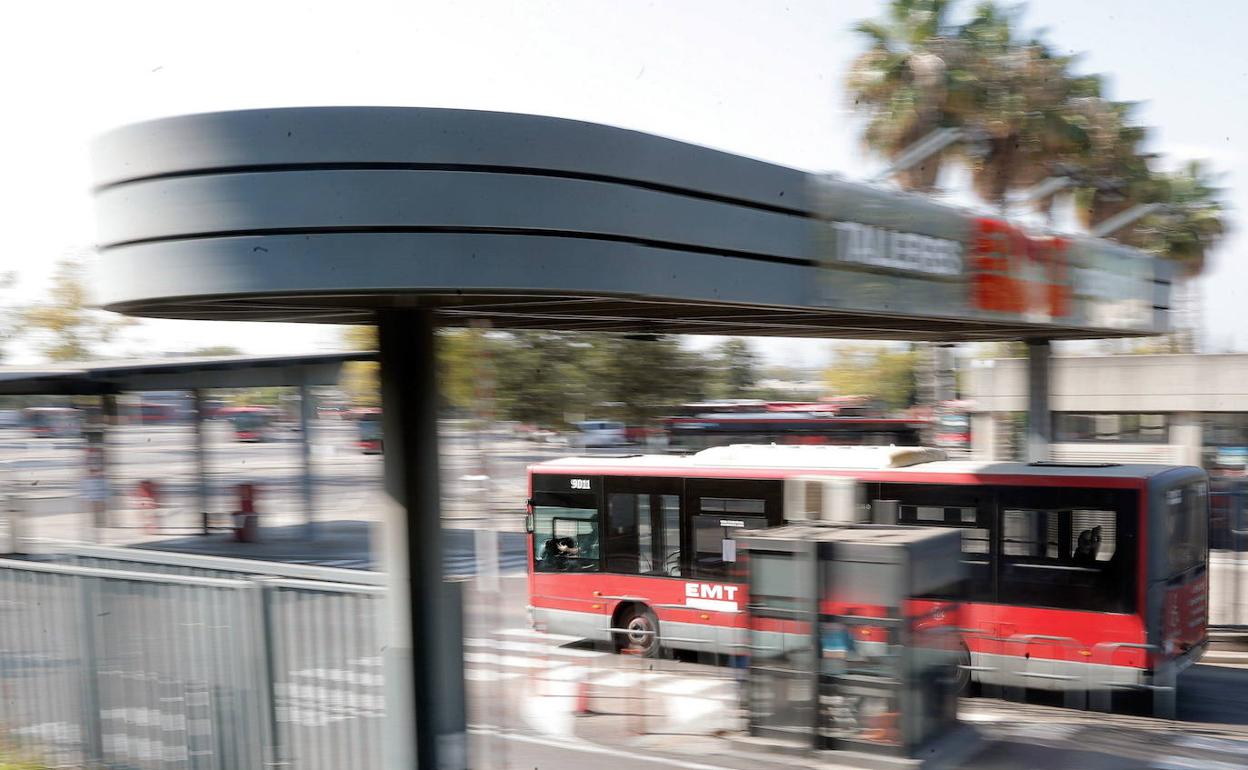 Un autobús sale de las cocheras de la EMT en una imagen reciente.