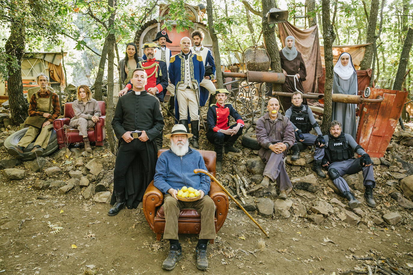 El director, José Luis Cuerda, con su elenco de la película 'Tiempo Después'.