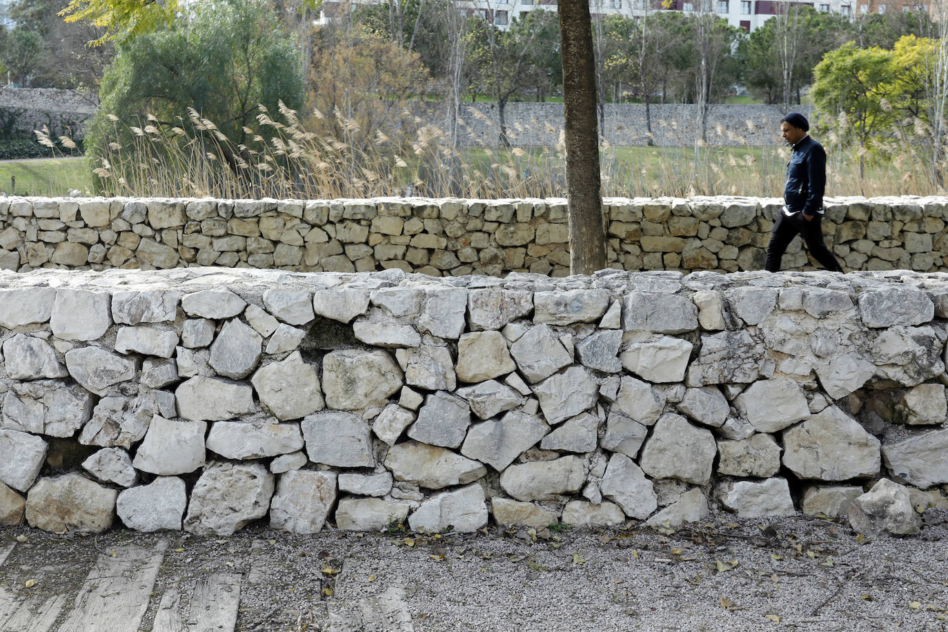 Fotos: Desperfectos en el muro de piedra del parque de Cabecera de Valencia