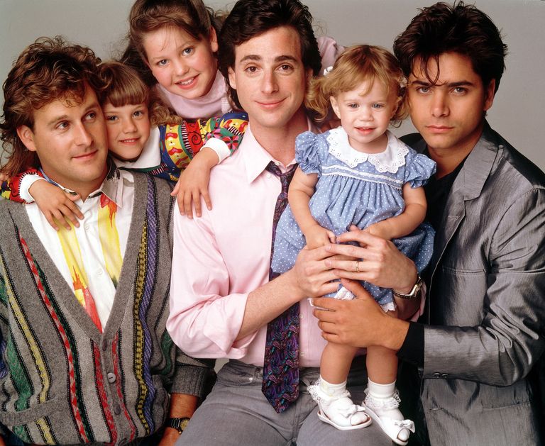 'PADRES FORZOSOS' | Al quedarse viudo, el presentador televisivo Danny Tanner se queda al cargo de sus tres hijas pequeñas. Para ayudarlo se instalan en su casa su cuñado Jesse, un rockero que sólo piensa en pasarlo bien, y Joey, el mejor amigo de Danny. A partir de su estreno en América en 1987, esta telecomedia familiar fue adquiriendo un notable éxito paulatinamente hasta convertirse en una de las más vistas a finales de los 80 y principios de los 90. Gran parte del éxito vino de la mano de las gemelas Olsen, que daban vida a la pequeña Michelle.