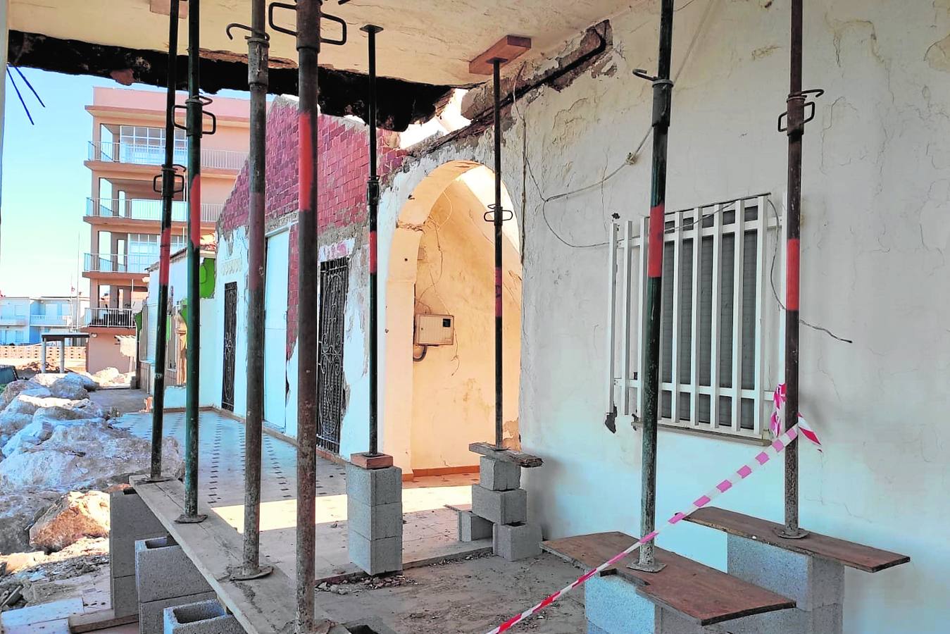 Una vivienda de Les Deveses de Dénia, apuntalada tras los daños sufridos durante el temporal.