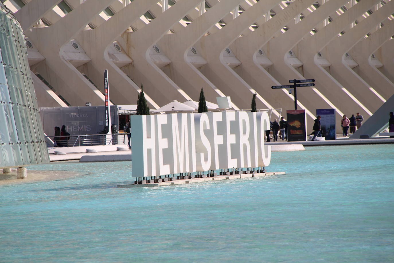 El Ayuntamiento instala las letras con el nombre de la ciudad en la parte trasera del Hemisfèric con el objetivo de sumarse a la campaña de otras ciudades. Las ocho letras mayúsculas guardan el estilo utilizado por CACSA para situar, en la parte frontal de los edificios de la Ciudad de las Artes y de las Ciencias, el nombre de cada uno de ellos. Así, la concejalía de Turismo se sumó en la pasada legislatura a seguir el ejemplo de urbes como Ámsterdam, Vitora o Gijón, entre otros, para tener un punto fotográfico en el cap i casal. La altura de cada elemento es de 1,80 metros y por las noches de iluminará con un sistema led para hacerse más llamativo. El montaje ocupa casi 11 metros de longitud y se podrían desmontar si fuera necesario, según precia el Ayuntamiento. La idea del Consistorio es aprovechar los dos millones de personas que se acercan a este enclave para sumar más presencia de la ciudad en redes sociales.