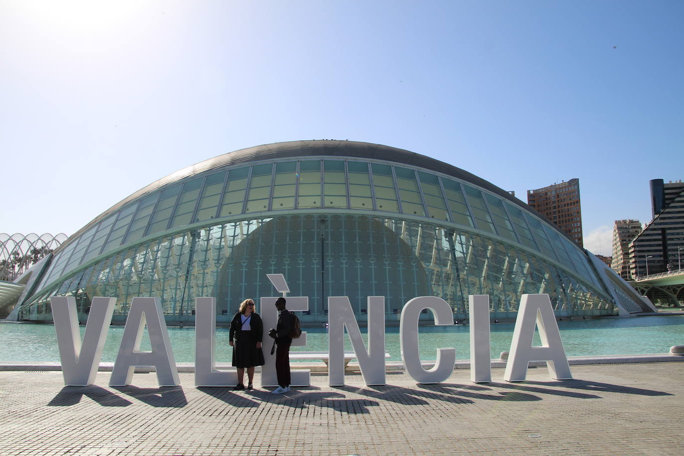 El Ayuntamiento instala las letras con el nombre de la ciudad en la parte trasera del Hemisfèric con el objetivo de sumarse a la campaña de otras ciudades. Las ocho letras mayúsculas guardan el estilo utilizado por CACSA para situar, en la parte frontal de los edificios de la Ciudad de las Artes y de las Ciencias, el nombre de cada uno de ellos. Así, la concejalía de Turismo se sumó en la pasada legislatura a seguir el ejemplo de urbes como Ámsterdam, Vitora o Gijón, entre otros, para tener un punto fotográfico en el cap i casal. La altura de cada elemento es de 1,80 metros y por las noches de iluminará con un sistema led para hacerse más llamativo. El montaje ocupa casi 11 metros de longitud y se podrían desmontar si fuera necesario, según precia el Ayuntamiento. La idea del Consistorio es aprovechar los dos millones de personas que se acercan a este enclave para sumar más presencia de la ciudad en redes sociales.