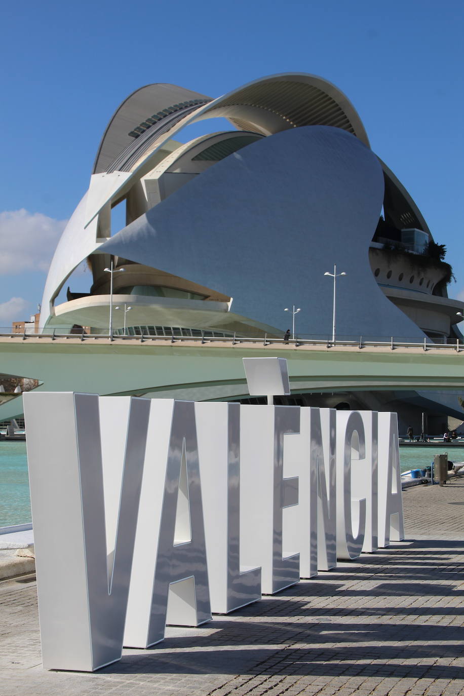 El Ayuntamiento instala las letras con el nombre de la ciudad en la parte trasera del Hemisfèric con el objetivo de sumarse a la campaña de otras ciudades. Las ocho letras mayúsculas guardan el estilo utilizado por CACSA para situar, en la parte frontal de los edificios de la Ciudad de las Artes y de las Ciencias, el nombre de cada uno de ellos. Así, la concejalía de Turismo se sumó en la pasada legislatura a seguir el ejemplo de urbes como Ámsterdam, Vitora o Gijón, entre otros, para tener un punto fotográfico en el cap i casal. La altura de cada elemento es de 1,80 metros y por las noches de iluminará con un sistema led para hacerse más llamativo. El montaje ocupa casi 11 metros de longitud y se podrían desmontar si fuera necesario, según precia el Ayuntamiento. La idea del Consistorio es aprovechar los dos millones de personas que se acercan a este enclave para sumar más presencia de la ciudad en redes sociales.