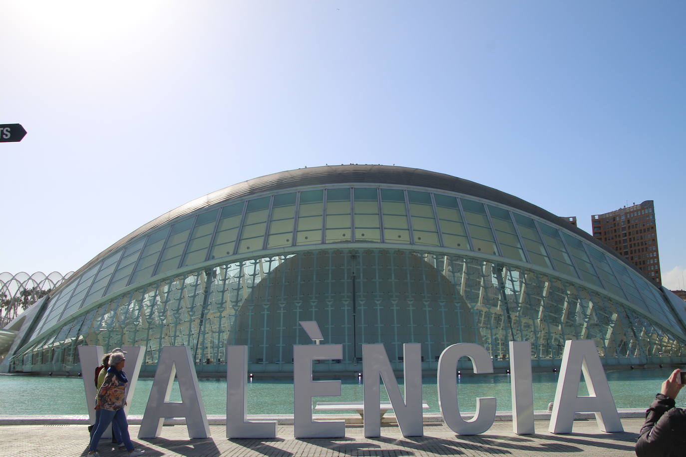 El Ayuntamiento instala las letras con el nombre de la ciudad en la parte trasera del Hemisfèric con el objetivo de sumarse a la campaña de otras ciudades. Las ocho letras mayúsculas guardan el estilo utilizado por CACSA para situar, en la parte frontal de los edificios de la Ciudad de las Artes y de las Ciencias, el nombre de cada uno de ellos. Así, la concejalía de Turismo se sumó en la pasada legislatura a seguir el ejemplo de urbes como Ámsterdam, Vitora o Gijón, entre otros, para tener un punto fotográfico en el cap i casal. La altura de cada elemento es de 1,80 metros y por las noches de iluminará con un sistema led para hacerse más llamativo. El montaje ocupa casi 11 metros de longitud y se podrían desmontar si fuera necesario, según precia el Ayuntamiento. La idea del Consistorio es aprovechar los dos millones de personas que se acercan a este enclave para sumar más presencia de la ciudad en redes sociales.