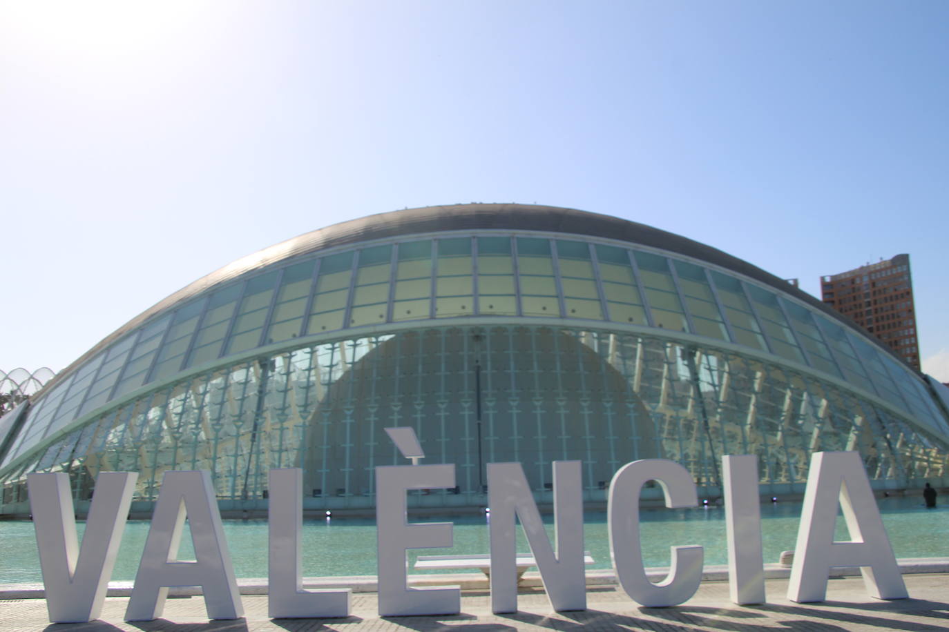 El Ayuntamiento instala las letras con el nombre de la ciudad en la parte trasera del Hemisfèric con el objetivo de sumarse a la campaña de otras ciudades. Las ocho letras mayúsculas guardan el estilo utilizado por CACSA para situar, en la parte frontal de los edificios de la Ciudad de las Artes y de las Ciencias, el nombre de cada uno de ellos. Así, la concejalía de Turismo se sumó en la pasada legislatura a seguir el ejemplo de urbes como Ámsterdam, Vitora o Gijón, entre otros, para tener un punto fotográfico en el cap i casal. La altura de cada elemento es de 1,80 metros y por las noches de iluminará con un sistema led para hacerse más llamativo. El montaje ocupa casi 11 metros de longitud y se podrían desmontar si fuera necesario, según precia el Ayuntamiento. La idea del Consistorio es aprovechar los dos millones de personas que se acercan a este enclave para sumar más presencia de la ciudad en redes sociales.