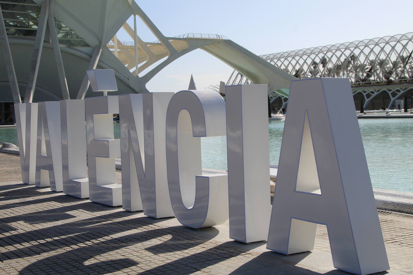 El Ayuntamiento instala las letras con el nombre de la ciudad en la parte trasera del Hemisfèric con el objetivo de sumarse a la campaña de otras ciudades. Las ocho letras mayúsculas guardan el estilo utilizado por CACSA para situar, en la parte frontal de los edificios de la Ciudad de las Artes y de las Ciencias, el nombre de cada uno de ellos. Así, la concejalía de Turismo se sumó en la pasada legislatura a seguir el ejemplo de urbes como Ámsterdam, Vitora o Gijón, entre otros, para tener un punto fotográfico en el cap i casal. La altura de cada elemento es de 1,80 metros y por las noches de iluminará con un sistema led para hacerse más llamativo. El montaje ocupa casi 11 metros de longitud y se podrían desmontar si fuera necesario, según precia el Ayuntamiento. La idea del Consistorio es aprovechar los dos millones de personas que se acercan a este enclave para sumar más presencia de la ciudad en redes sociales.