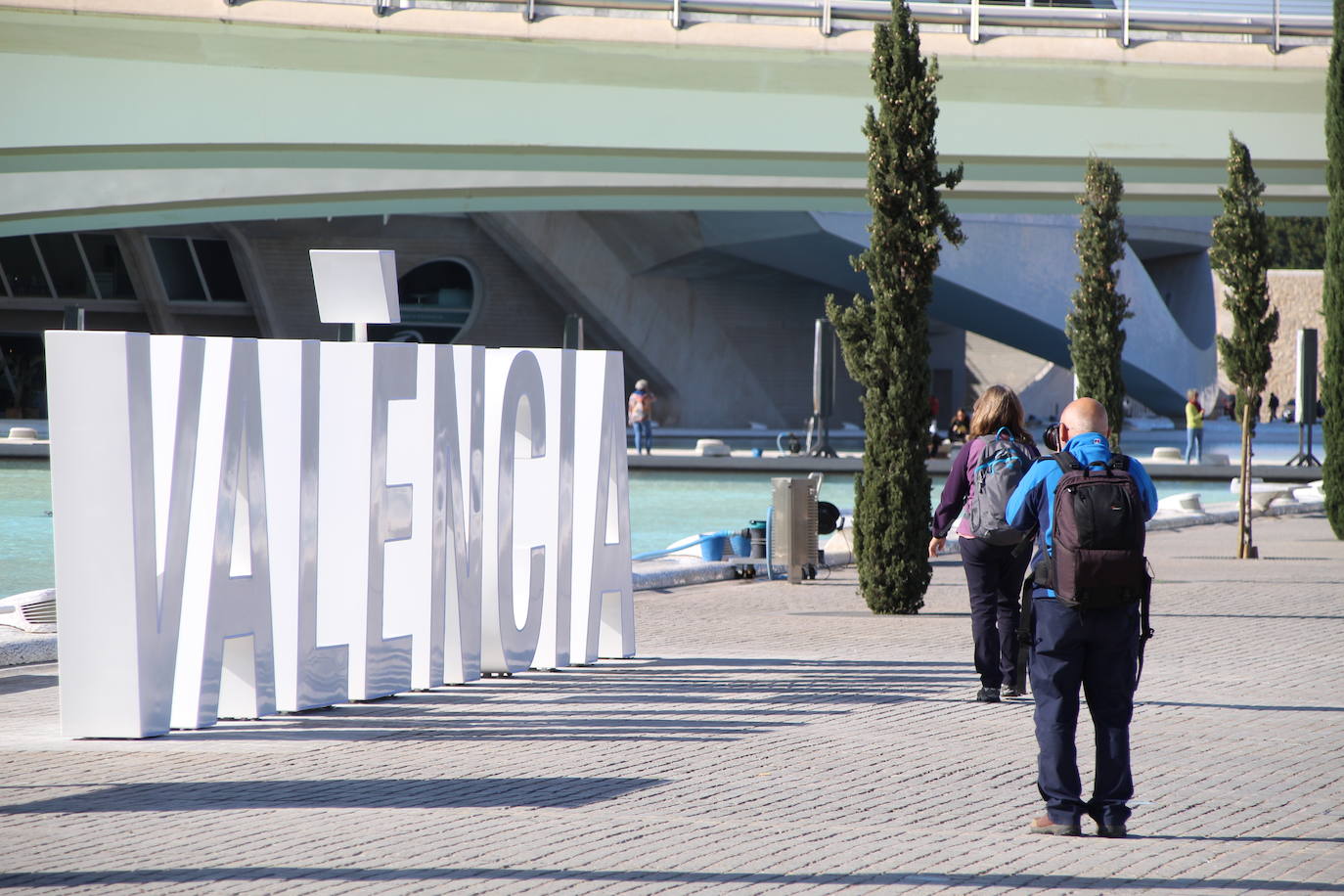 El Ayuntamiento instala las letras con el nombre de la ciudad en la parte trasera del Hemisfèric con el objetivo de sumarse a la campaña de otras ciudades. Las ocho letras mayúsculas guardan el estilo utilizado por CACSA para situar, en la parte frontal de los edificios de la Ciudad de las Artes y de las Ciencias, el nombre de cada uno de ellos. Así, la concejalía de Turismo se sumó en la pasada legislatura a seguir el ejemplo de urbes como Ámsterdam, Vitora o Gijón, entre otros, para tener un punto fotográfico en el cap i casal. La altura de cada elemento es de 1,80 metros y por las noches de iluminará con un sistema led para hacerse más llamativo. El montaje ocupa casi 11 metros de longitud y se podrían desmontar si fuera necesario, según precia el Ayuntamiento. La idea del Consistorio es aprovechar los dos millones de personas que se acercan a este enclave para sumar más presencia de la ciudad en redes sociales.