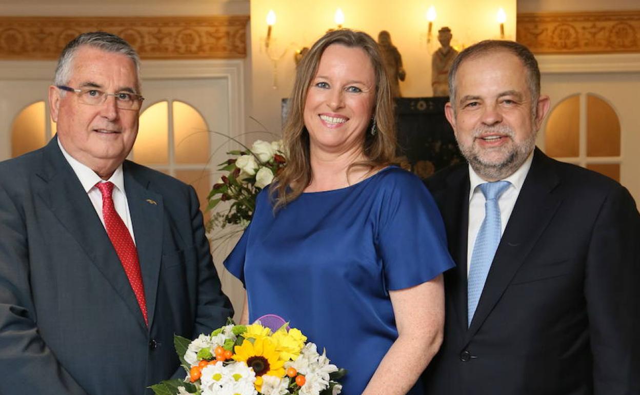 Enric Esteve junto a Bettina Vöhringer y Claudio Chaques.