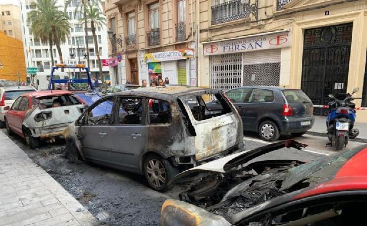 Algunos de los vehículos calcinados en Ruzafa.