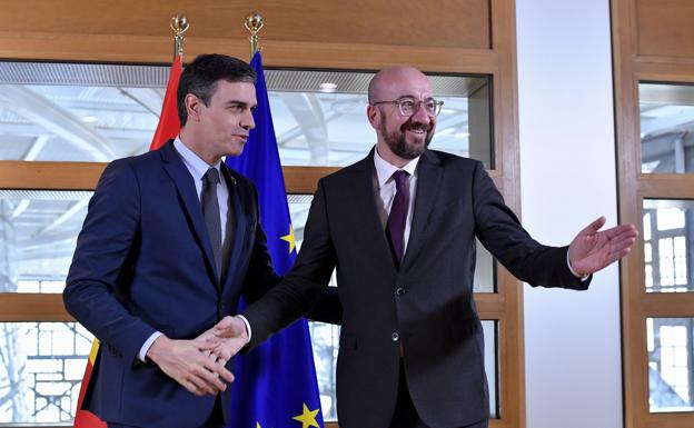 Charles Michael, presidente del Consejo Europeo, da la bienvenida a Pedro Sánchez, presidente de España, antes de la reunión 