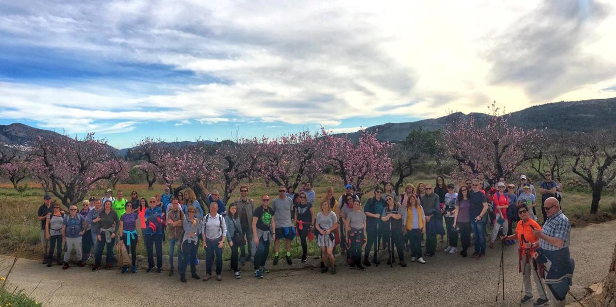 Los participantes en la ruta senderista. 