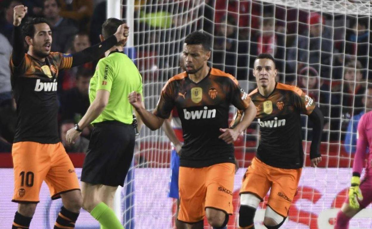 Los jugadores del Valencia durante el encuentro copero frente al Granada.