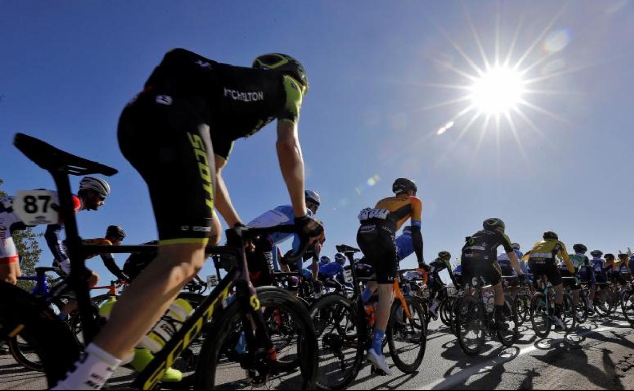 Un instante de una etapa de la Vuelta a la Comunitat.