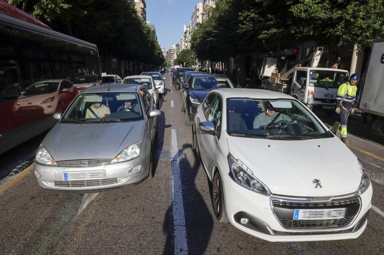 El tráfico ayer en la calle Colón. 