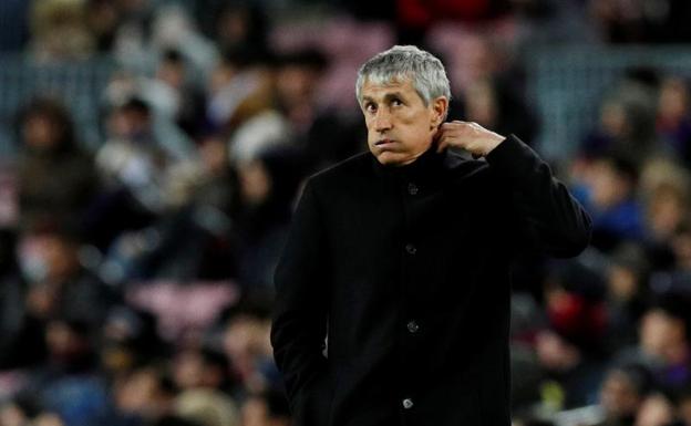 Quique Setién resopla durante uno de sus partidos como técnico del Barcelona. 