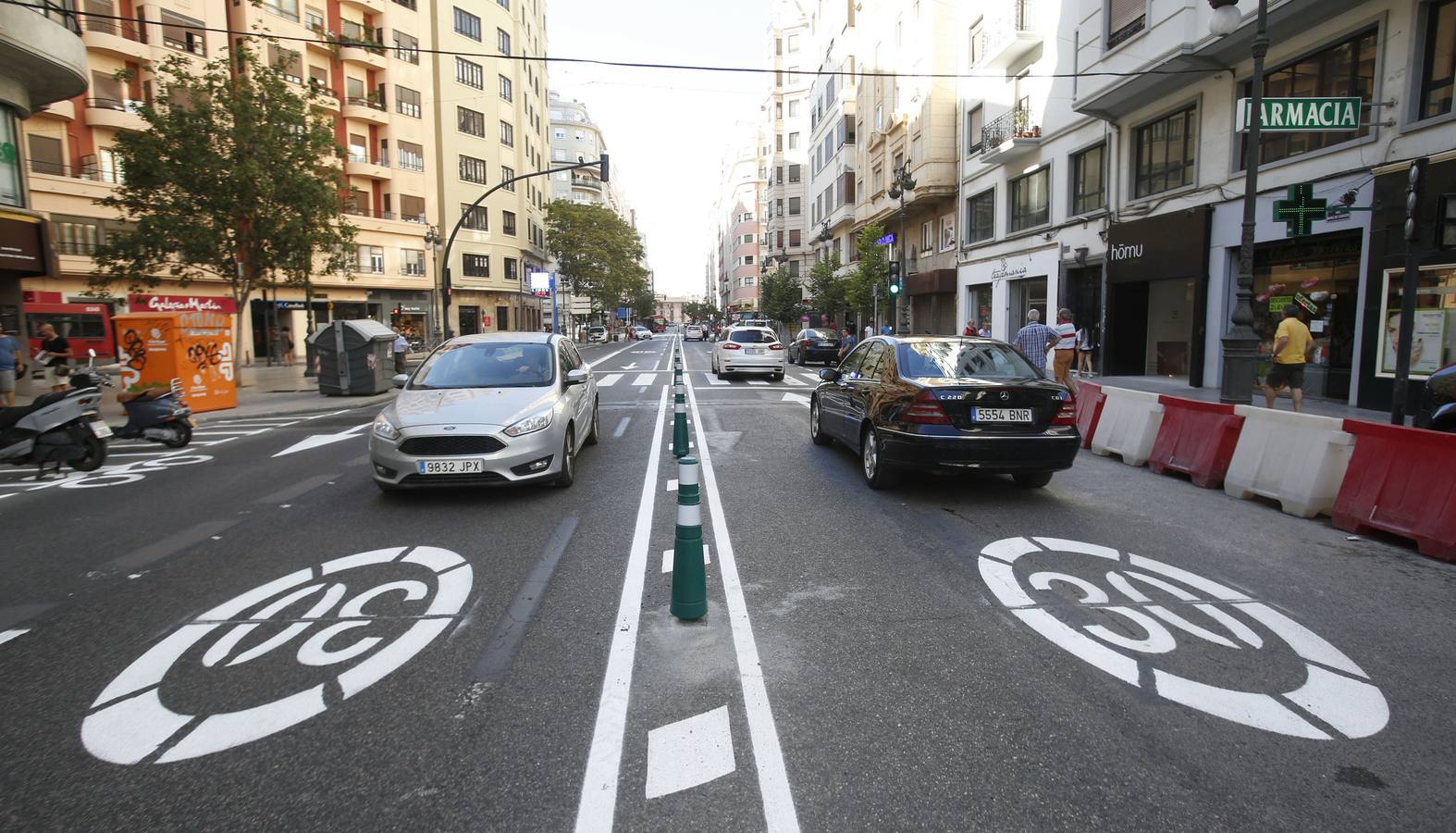 Avenida del Oeste: «Esta zona ya está muerta». La rotunda frase de una comerciante resume el daño que unas obras eternas (con un polémico y peligroso cambio de sentido en el tráfico incluido) han hecho a un área de Valencia. Los comerciantes critican que la reforma llega tarde y los empresarios con locales en el entorno de la plaza de San Agustín exigen que se garantice el acceso mediante transporte público.