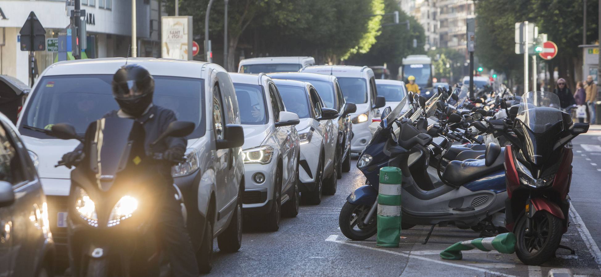 El Ayuntamiento de Valencia dejará un solo carril para el tráfico privado en la calle Colón. La EMT duplica el número de vehículos que discurren por la vía más comercial de la ciudad y se creará un nuevo carril bus. En la imagen, la calle Colón en plena hora punta a principios de enero.