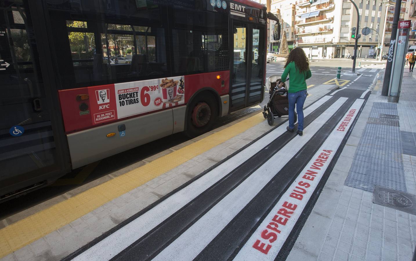 La polémica se cierne ahora sobre la avenida Primado Reig. Comenzó con la colocación de un carril bici que los peatones deben atravesar, por ejemplo para subir al autobús. El peligro en estos pasos de peatones queda evidenciado en la imagen.