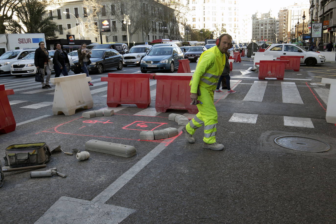 La calle Xátiva perdió un carril de circulación de vehículos privados para dárselos a un nuevo carril bici, dentro del anillo ciclista. Además, el pasado mes de enero el Ayuntamiento comenzó las obras de construcción de una macroparada de la EMT en la calle Xàtiva.