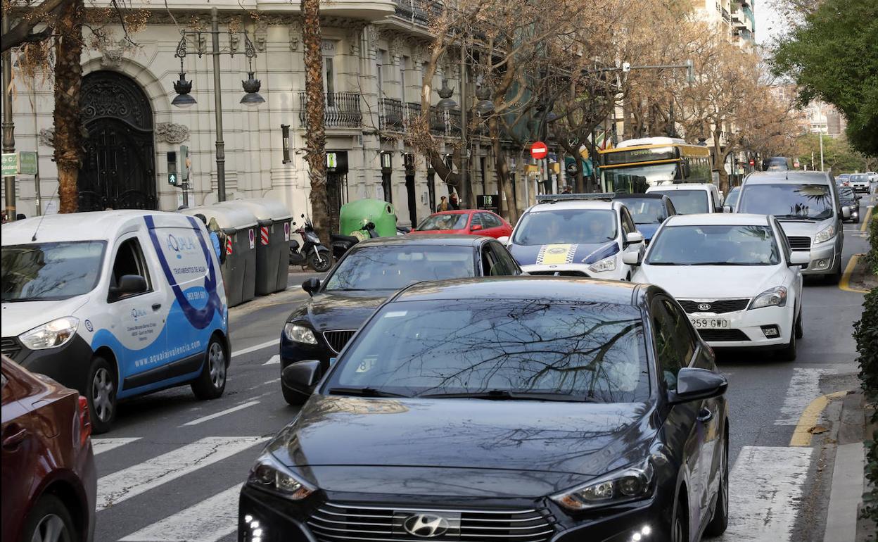 Atasco en la Gran Vía Marqués del Turia. 