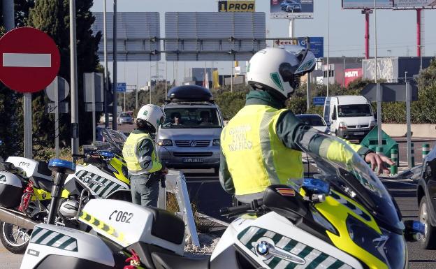 Un conductor se niega a someterse a la prueba de alcoholemia y agrede a dos guardias civiles