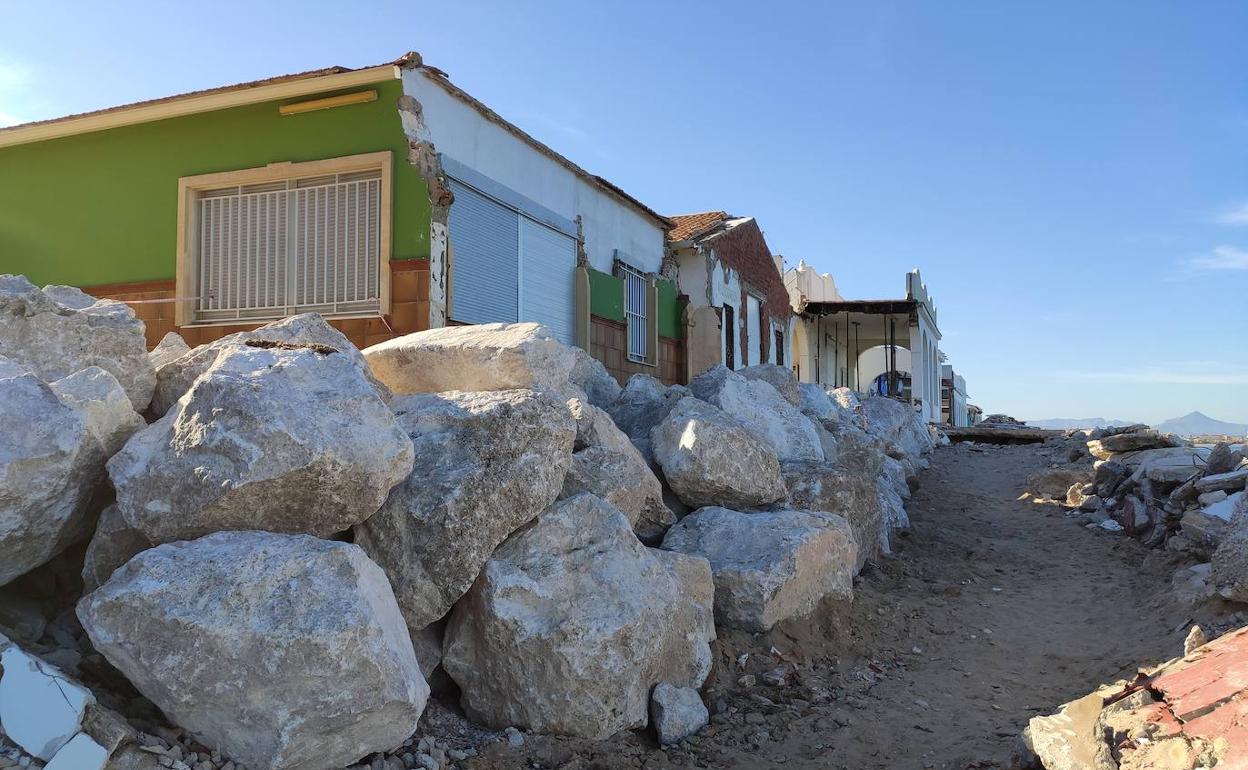 El dique de enormes rocas que colocaron los vecinos de Les Deveses delante de sus viviendas. 