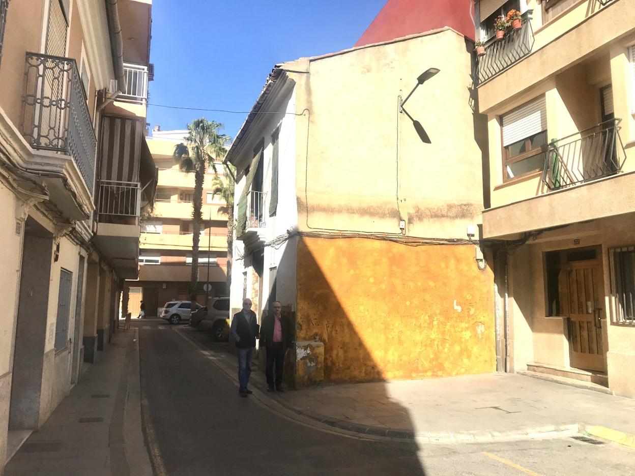 Vecinos de Torrent recogen firmas para regenerar el barrio de la Ermita y el Alter