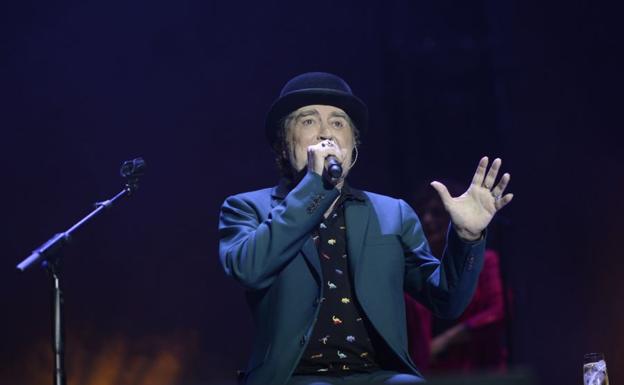 Joaquín Sabina acaba en el hospital tras caerse del escenario durante un concierto en Madrid