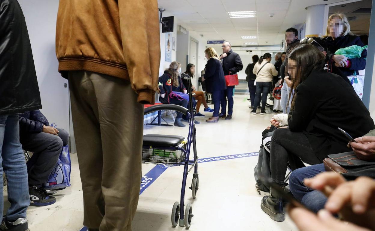 Pacientes en Urgencias del Hospital Clínico de Valencia, en una imagen de archivo.